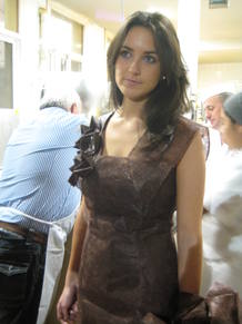 Una modelo posa con un vestido de chocolate minutos antes de 'saltar' a la pasarela.
