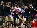En una noche triunfal para el atletismo brit&aacute;nico, Mohamed Farah se ha hecho con el oro en los 10.000 metros ante el jolgorio de los londinenses. En la imagen, lo celebra con su hija.
