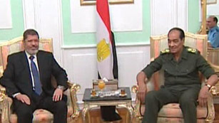 Ver v&iacute;deo  'Mohamed Morsi se re&uacute;ne con la junta militar egipcia'