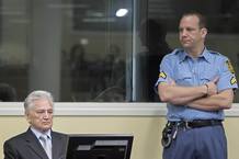Momcilo Perisic espera en la sala del Tribunal Penal Internacional en La Haya