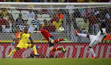 Momento en el que Fernando Torres anota de cabeza el segundo gol de España.