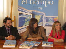 M&oacute;nica L&oacute;pez junto a Ana Bel&eacute;n Roy y Albert Mart&iacute;nez, parte del equipo de El Tiempo de TVE.