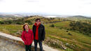 Esther y &Aacute;lvaro disfrutan de las vistas sobre el embalse antes de subir a la ciudad fortificada de Monsaraz