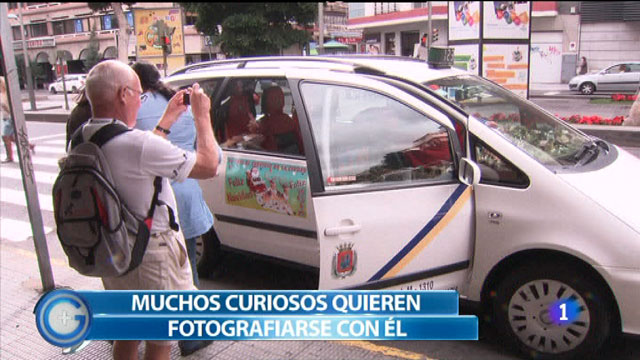 Mas Gente- Un taxi con un bel&eacute;n navide&ntilde;o en su interior