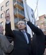 El presidente de la Generalitat y candidato a la reelecci&oacute;n por los socialistas catalanes ( PSC ), Jos&eacute; Montilla, acompa&ntilde;ado por alcaldes de municipios socialistas, se&ntilde;ala los pisos nuevos del barrio barcelon&eacute;s del Bon Pastor