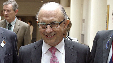 Montoro anuncia un plan para que las comunidades abonen su deuda con los ayuntamientos Montoro anuncia un plan para que las comunidades abonen su deuda con los ayuntamientos