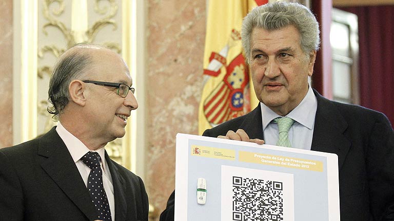 Montoro entrega el proyecto de Presupuestos al presidente del Congreso, Jes&uacute;s Posada