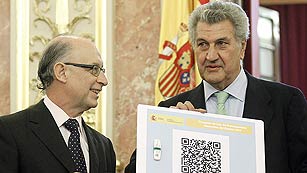 Ver v&iacute;deo  'Montoro entrega el proyecto de Presupuestos al presidente del Congreso, Jes&uacute;s Posada'