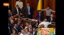 Ir al Video&nbsp;Monumental bronca en el parlamento ucraniano