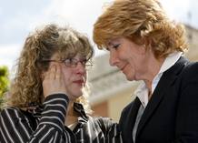 La presidenta de la Comunidad de Madrid, Esperanza Aguirre, conversa con la familiar de uno de los guardias civiles asesinados hace 22 a&ntilde;os en la Plaza de la Rep&uacute;blica Dominicana de Madrid, donde se ha inaugurado un monumento-homenaje.
