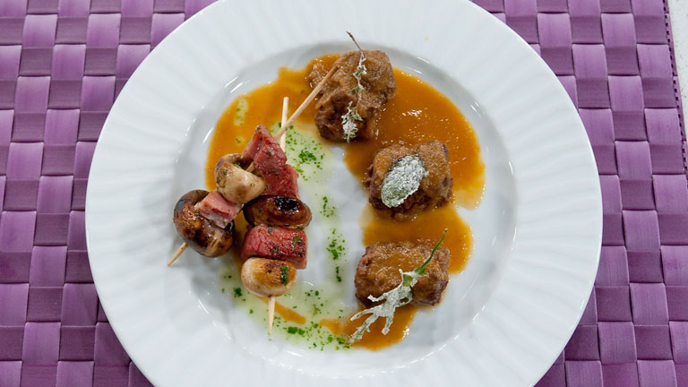 Saber cocinar - Morcillo a la miel con brochetas de champi&ntilde;&oacute;n y lac&oacute;n 