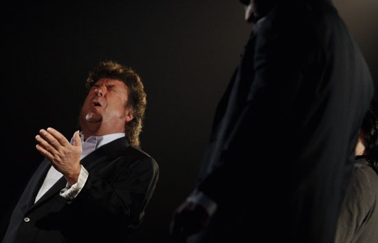Enrique Morente escucha 'Morente Flamenco en directo'