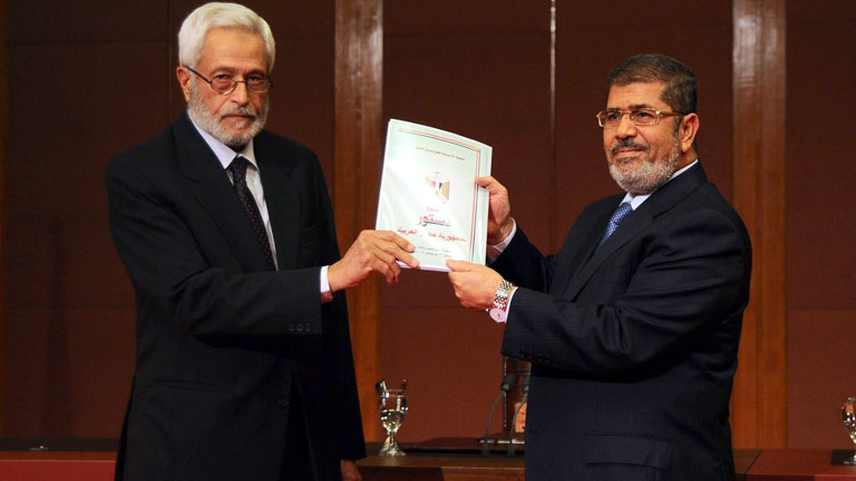 Morsi anula el decreto que blindaba sus poderes