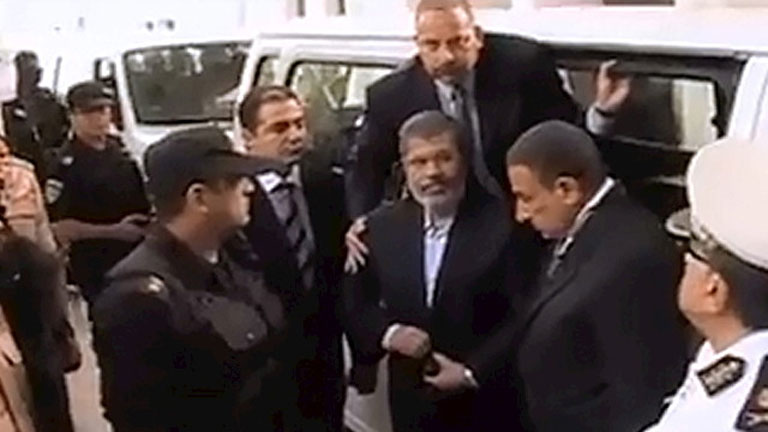 Morsi no reconoce al tribunal que le juzga y se declara presidente legítimo del país