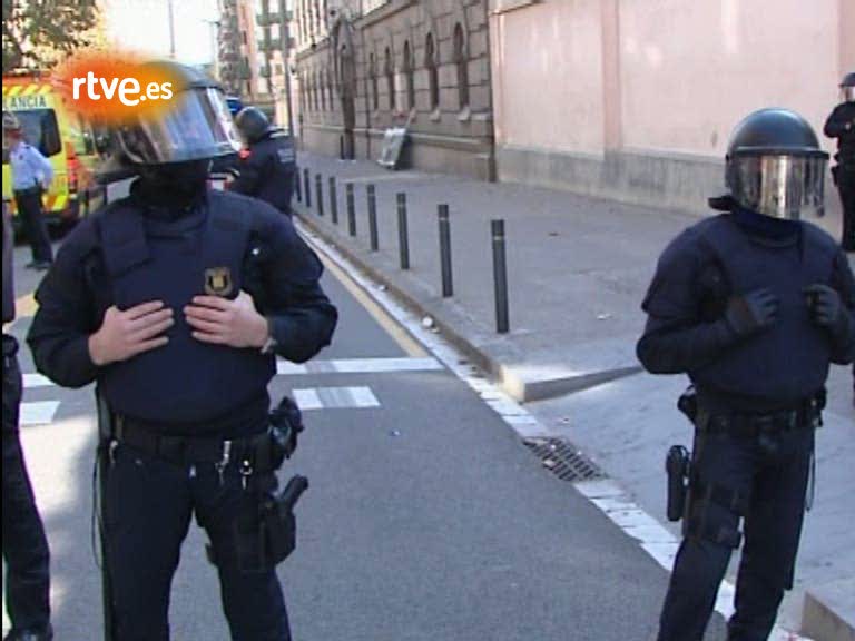 Ir al Video&nbsp;Los Mossos cargan contra funcionarios de prisiones concentrados ante Modelo