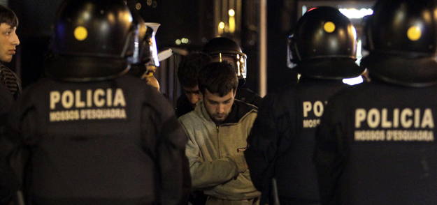 LOS MOSSOS DESALOJAN LA ACAMPADA FRENTE A LA CAIXA DE LA DIAGONAL LOS MOSSOS DESALOJAN LA ACAMPADA FRENTE A LA CAIXA DE LA DIAGONAL