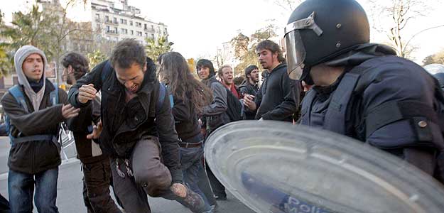 Mossos desalojan a j&oacute;venes anti-bolonia