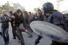 Mossos de Esquadra desalojan a un centenar de estudiantes anti-bolonia