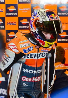 Casey Stoner, con muletas en el GP de Indian&aacute;polis