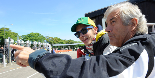 Valentino Rossi y Giacomo Agostini, durante la &uacute;ltima edici&oacute;n del TT Isla de Man.