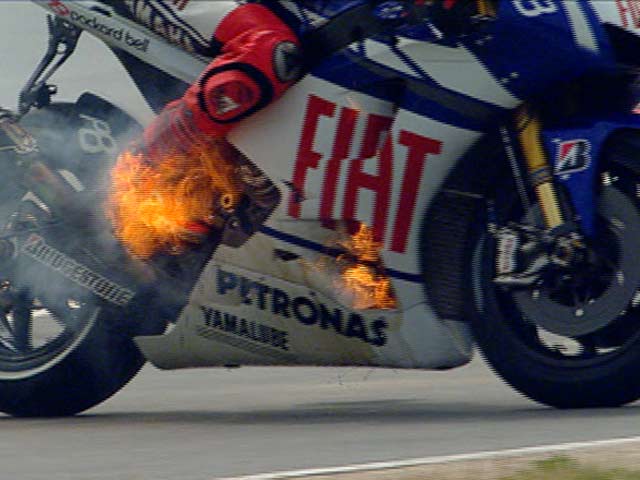 El motor de Lorenzo, envuelto en llamas