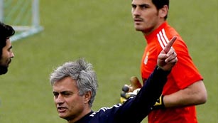 Ver vídeo 'Mourinho señala a Casillas y a todo lo que se mueve'