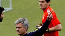 Ir al Video&nbsp;Mourinho se&ntilde;ala a Casillas y a todo lo que se mueve