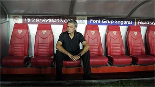 Ver v&iacute;deo  'Mourinho: "Victoria merecid&iacute;sima del Sevilla, derrota todav&iacute;a m&aacute;s merecida nuestra"'
