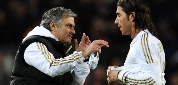Jose Mourinho consuela a Sergio Ramos tras ser expulsado en el partido de Copa en Barcelona