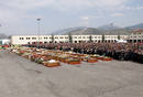 El funeral se celebra en una plaza de LAquila, donde se alinean m&aacute;s de 200 f&eacute;retros.