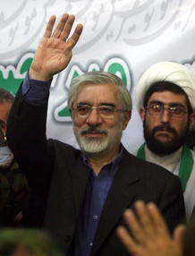 El ex primer ministro iraní y candidato a la presidencia, Mir-Hossein Mousavi, saluda a sus seguidores durante un acto electoral en la ciudad de Islamshahr. El ex primer ministro iraní y candidato a la presidencia, Mir-Hossein Mousavi, saluda a sus seguidores durante un acto electoral en la ciudad de Islamshahr.