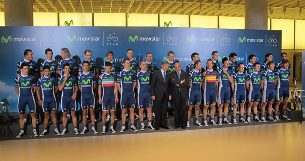 Foto de familia de la plantilla del equipo ciclista Movistar Team durante su presentaci&oacute;n oficial.