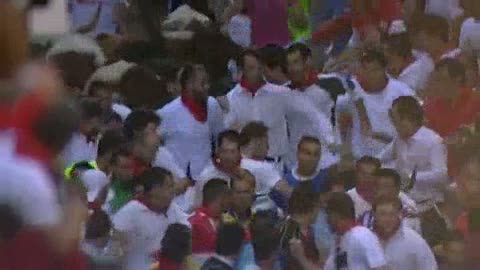 Ver v&iacute;deo  'Un mozo de blanco protagoniza la carrera m&aacute;s bonita del sexto encierro'