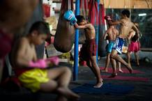 Estudiantes de boxeo tailandés, Muay Thai, durante una sesión de entrenamiento diario en Bangkok. Estudiantes de boxeo tailandés, Muay Thai, durante una sesión de entrenamiento diario en Bangkok.