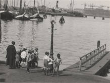 'Muchachos en el puerto de Amsterdam' (ca. 1931-34). John Fernhout. Gelatinobromuro de plata.