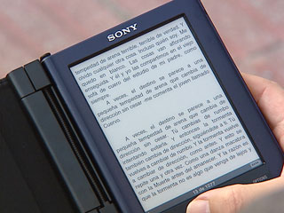 Ver v&iacute;deo  'En muchas bibliotecas p&uacute;blicas ya prestan lectores de libros electr&oacute;nicos'