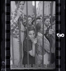 [Muchedumbre en la puerta de la morgue despu&eacute;s del bombardeo a&eacute;reo, Valencia], mayo 1937
