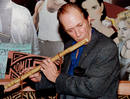 Carradine, tocando una flauta de bamb&uacute; que &eacute;l mismo tall&oacute; y toc&oacute; en Kung Fu. El actor don&oacute; este instrumento a la colecci&oacute;n del restaurante Planet Hollywood de Beberly Hills.
