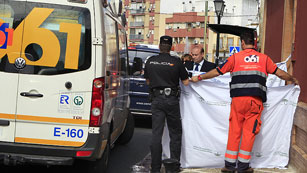 Ver v&iacute;deo  'Muere una mujer y otra resulta herida en un tiroteo tras un atraco a un banco en Sevilla'