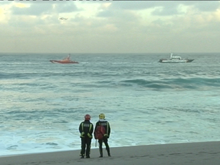 Ver v&iacute;deo  'Muere un polic&iacute;a y hay tres desaparecidos en la playa del Orz&aacute;n, A Coru&ntilde;a'
