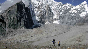 Mueren 5 alpinistas al caer en una grieta del Kanchenjunga