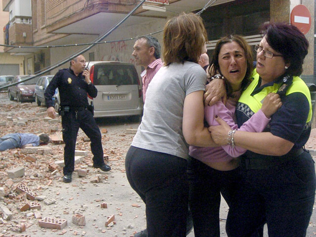 Ver v&iacute;deo  'Mueren ocho personas en Lorca, sumida en la desolaci&oacute;n tras un doble terremoto'