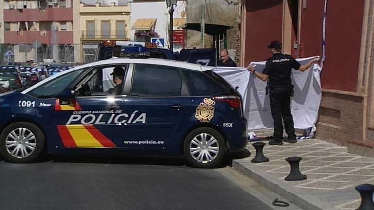 Una mujer muere en un tiroteo entre la polic&iacute;a y unos atracadores en San Juan de Aznalfarache, Sevilla