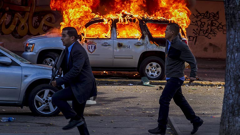 Mueren al menos tres personas en enfrentamientos en Venezuela 