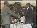 Ir al Video&nbsp;Mugabe comparte el poder con Tsvangirai