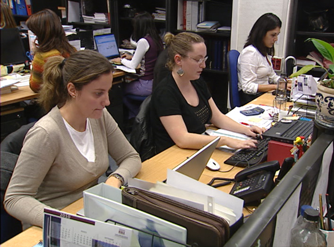 Una mujer tiene m&aacute;s posibilidades de tener un empleo precario
