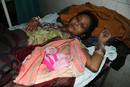 Una mujer india descansa junto a su beb&eacute; que ha nacido este 31 de octubre
