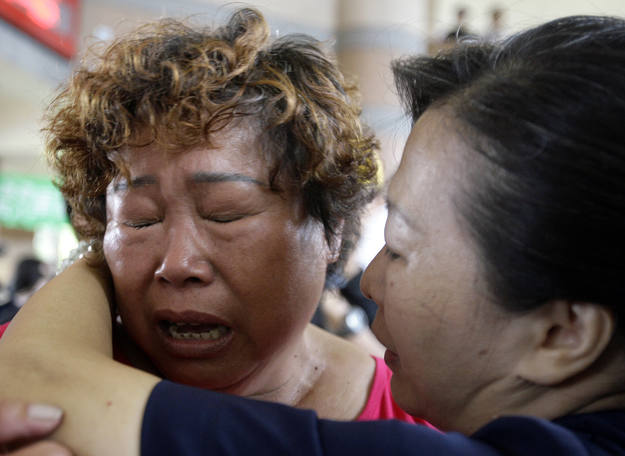 Una mujer llora por la p&eacute;rdida de sus familiares tras el paso del tif&oacute;n 