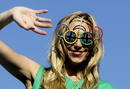 Una mujer usa unas gafas con los anillos de los Juegos Ol&iacute;mpicos.