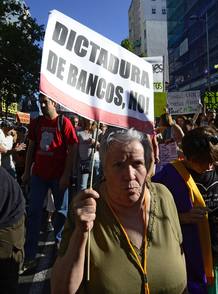 Una mujer protesta ante la sede de Bankia.